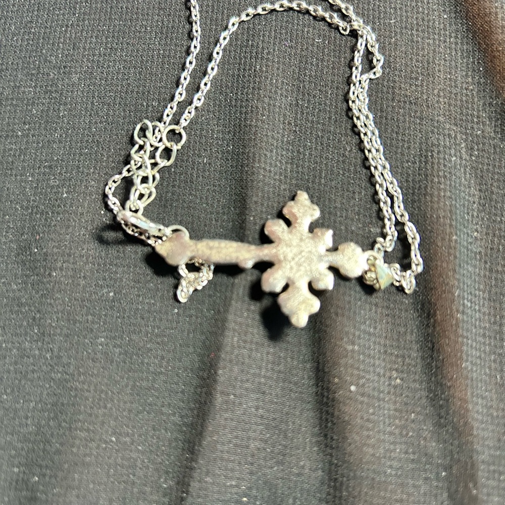 Elegant Silver tone metal Cross Pendant Necklace, unbranded. - Picture 5 of 5